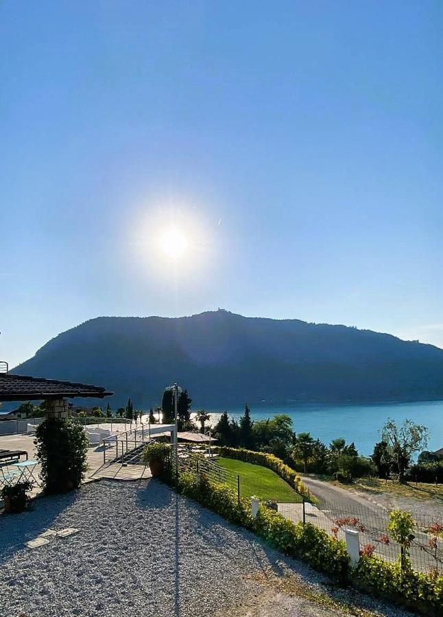 Vela Di Soleville Camere Con E Senza Vista Lago Con Ristorante & Pizzeria Sale Marasino Dış mekan fotoğraf